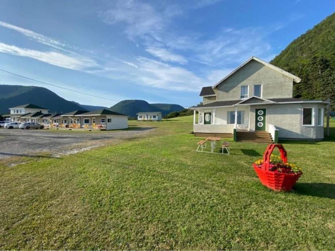 Chalets Bernatchez Mont-Saint-Pierre Exterior photo